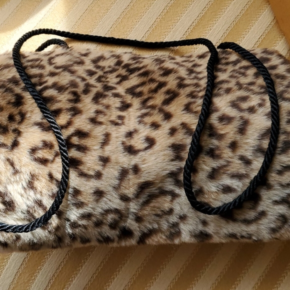 Accessories - Leopard faux fur hand muff
